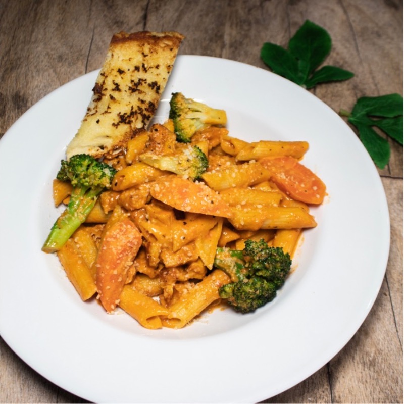 Penne Pasta W/ Vodka Sauce and Chicken / Pasta Penne con salsa de Vodka y Pollo.