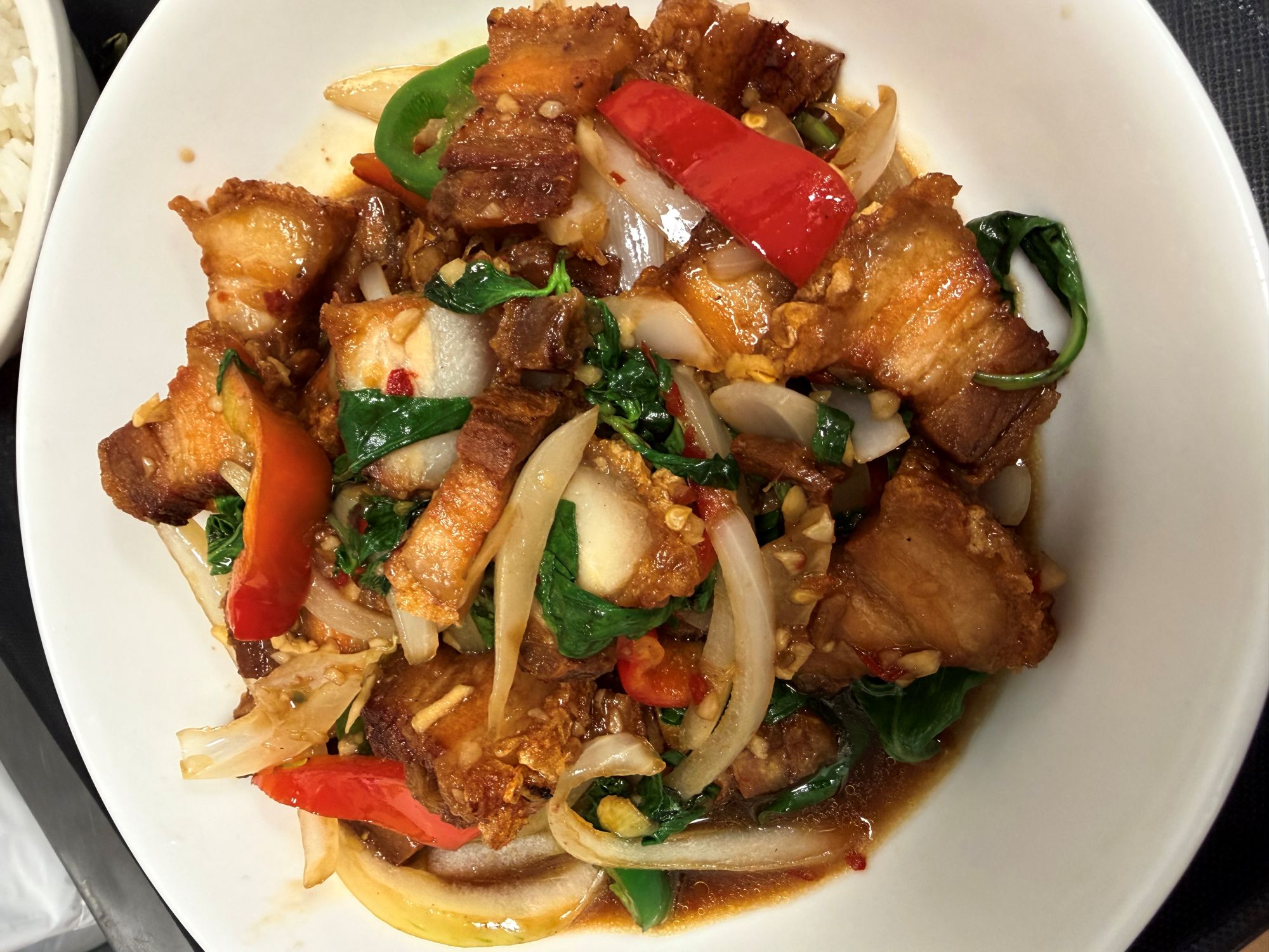Kapow Moo Grob (กะเพราหมูกรอบ).