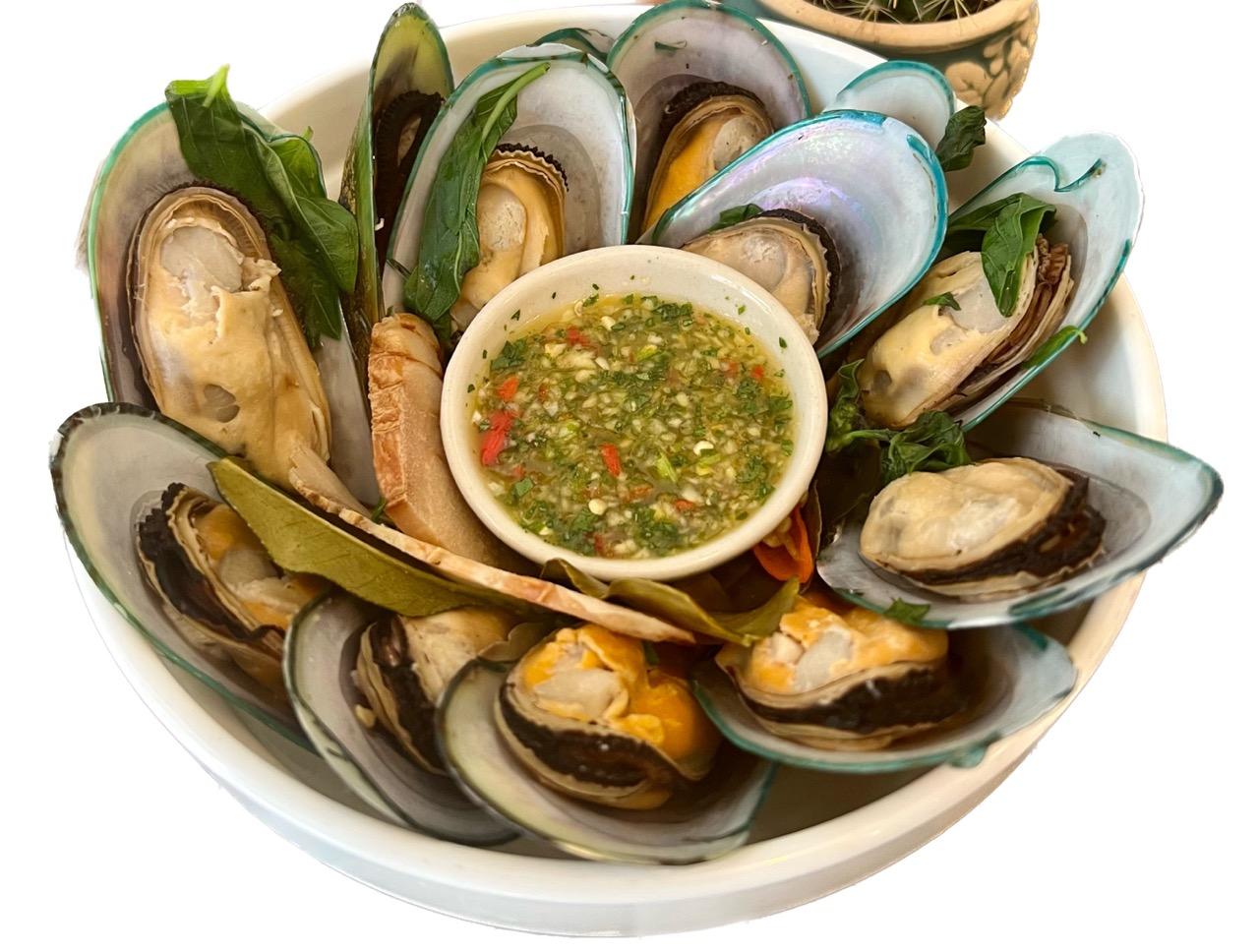 Hoi Obb (Steamed Spicy Mussels).