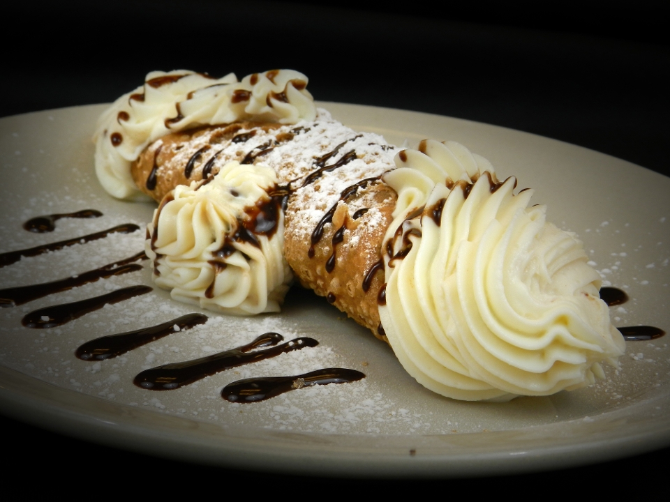 CANNOLI.