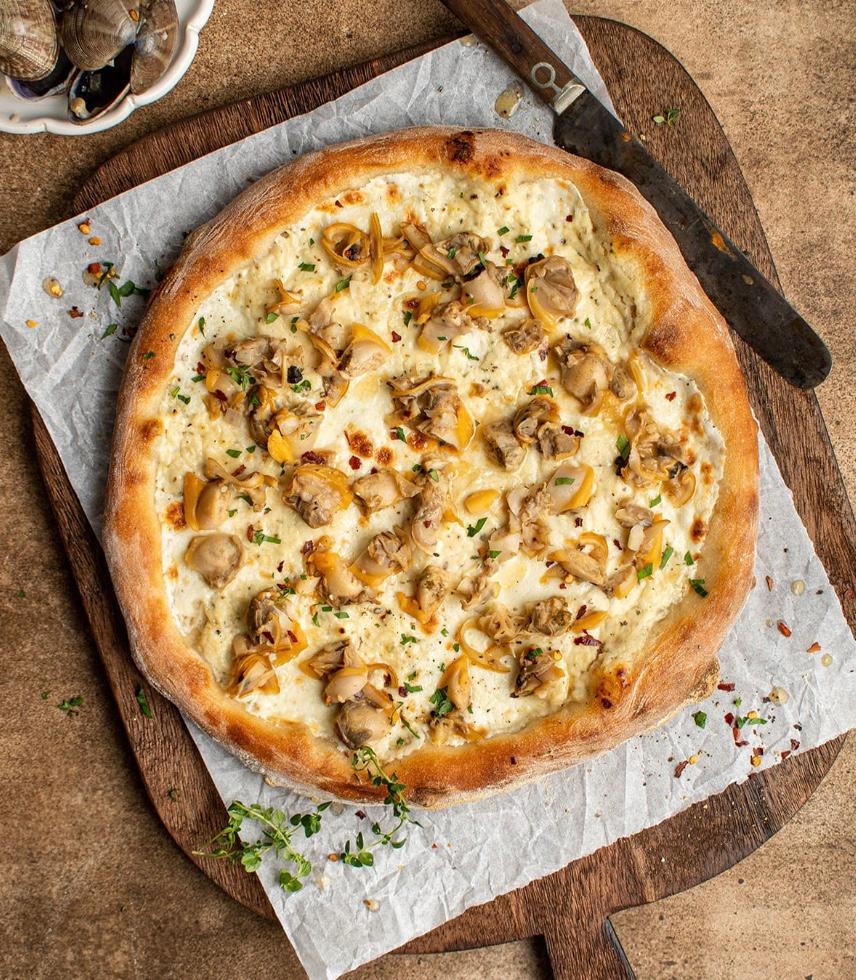 SM WHITE CLAM  W/ ROASTED GARLIC PIZZA.