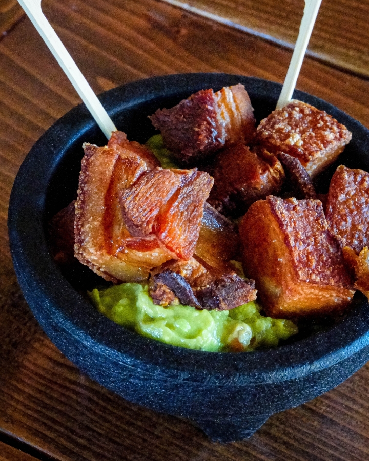 GUACAMOLE CHICHARRON.
