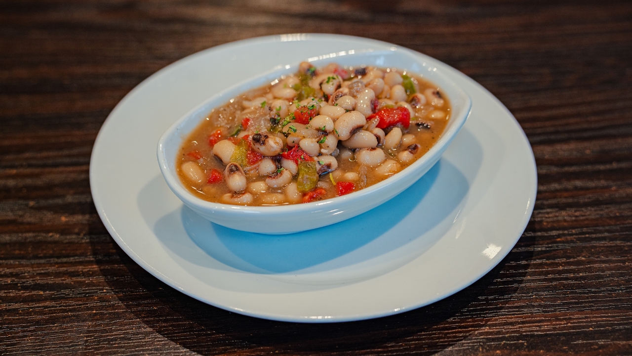 LARGE BLACK EYED PEAS.