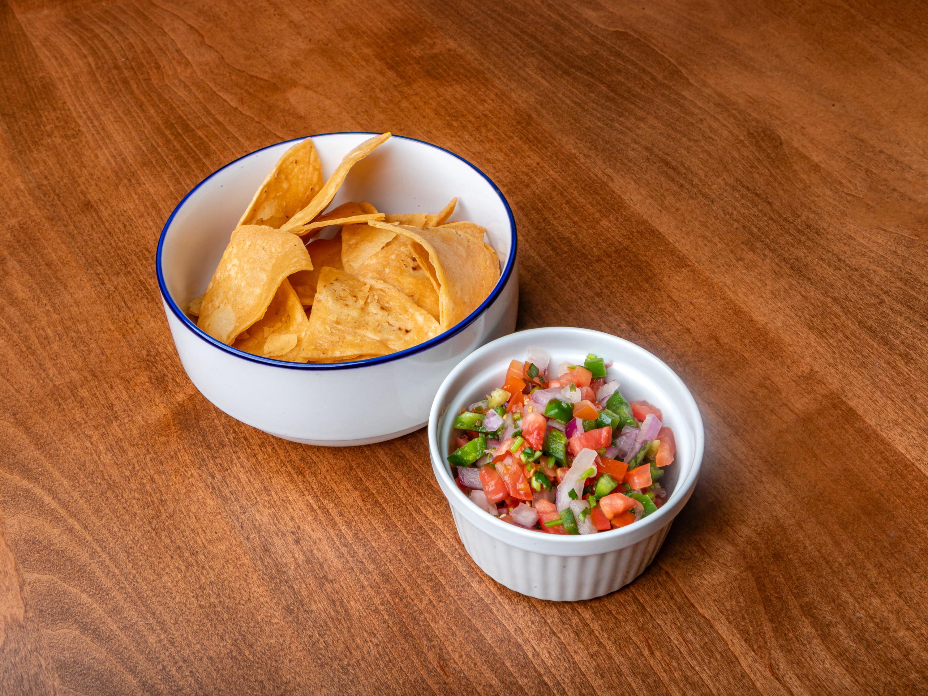 PICO DE GALLO & CHIPS.