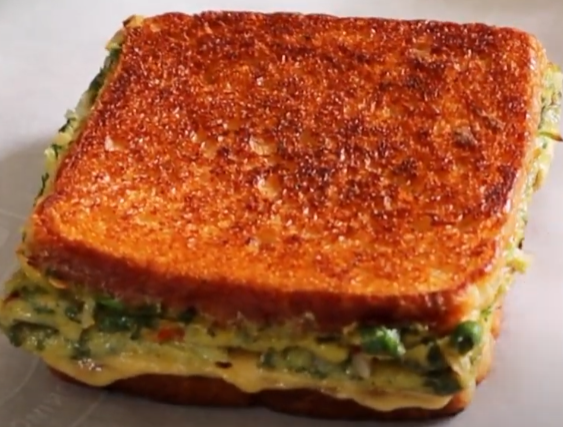 Cebolla Y Pimiento Omelette Sandwich.