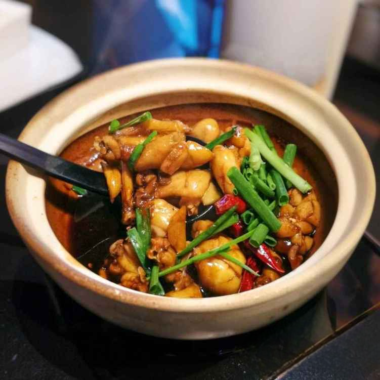 HP2. 蒜子田雞煲/Stir-Fried Frog Legs w. Garlic in Casserole.