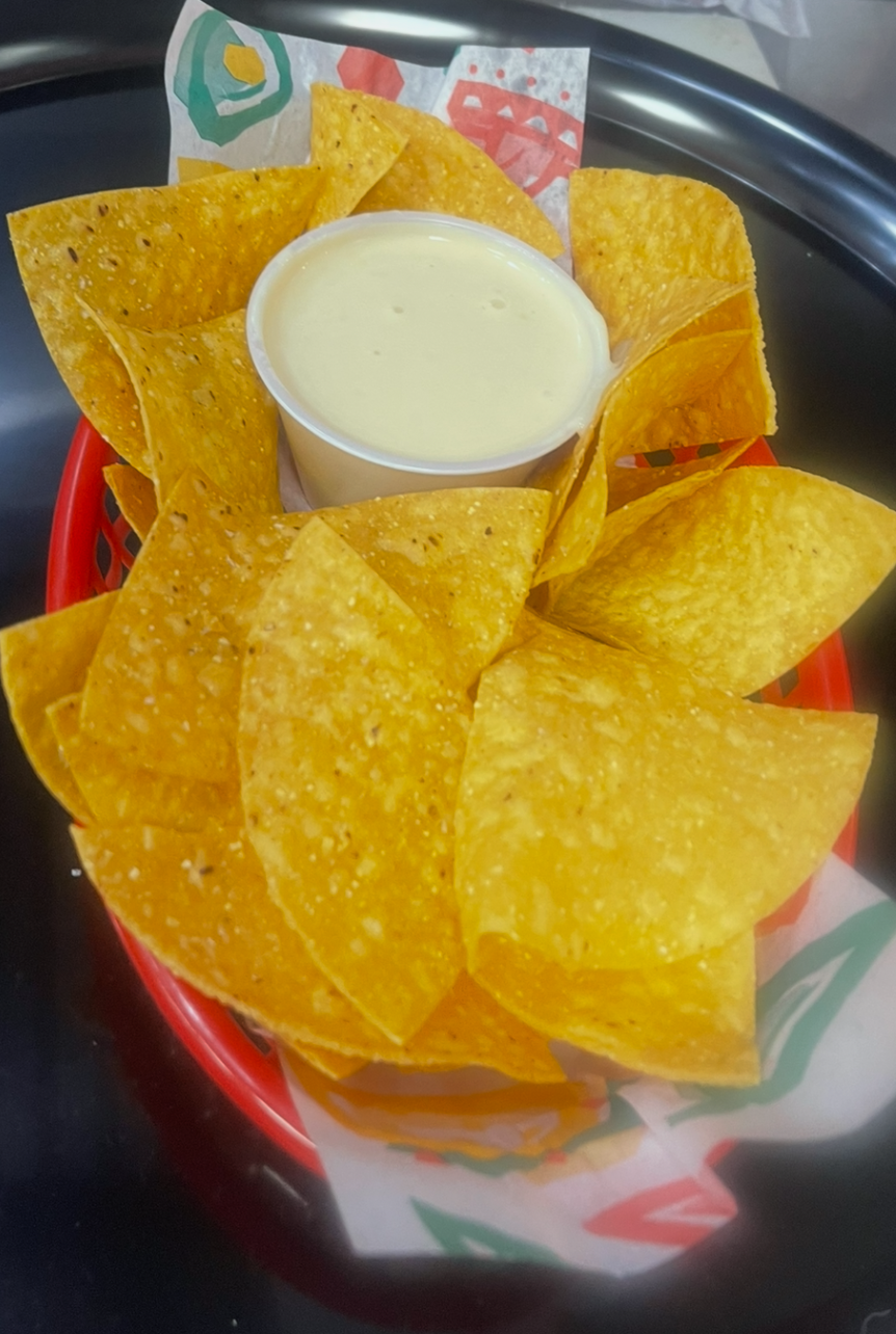 SM CHIPS AND QUESO.