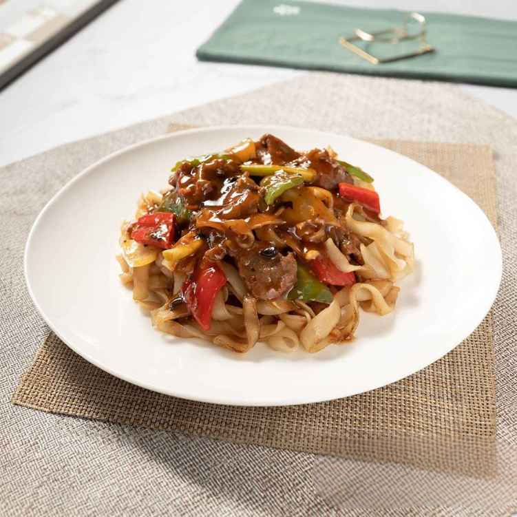 ND6. 豉椒牛河/Chow Foon w. Beef in Black Bean Sauce.