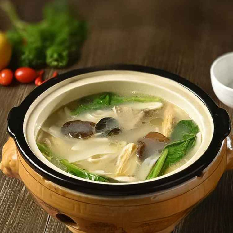 SP9. 素菜豆腐湯 (小)/Tofu w. Mixed Vegetable Soup.