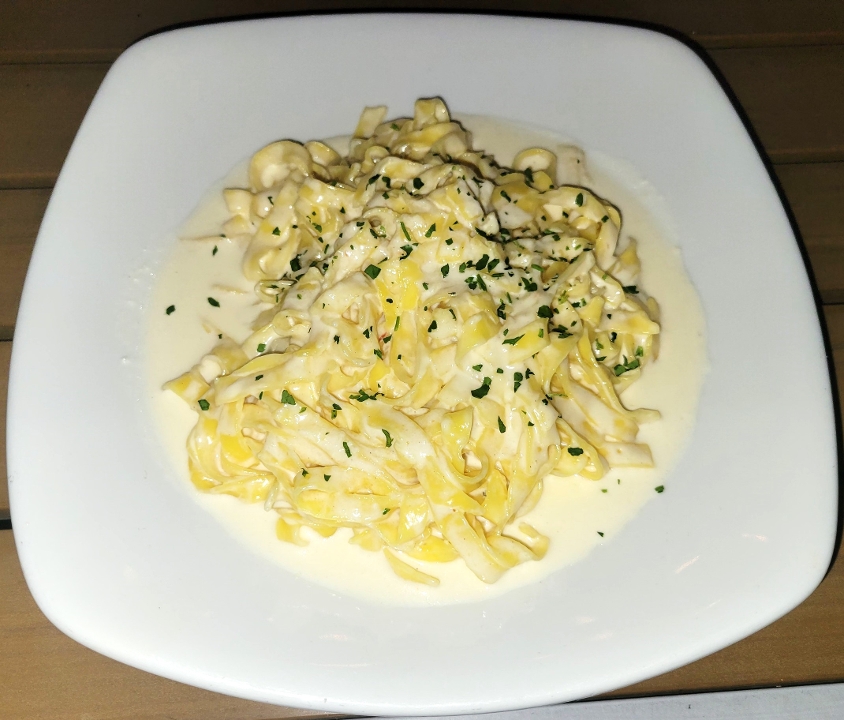 Fettuccine Alfredo Entree.