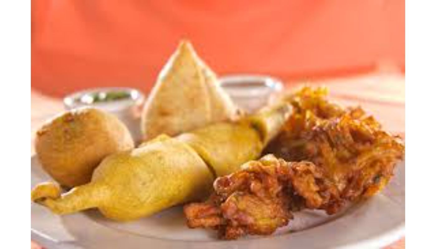Veg Appetizer Platter -Veg samosa (2) Veg pakora (6) Dal vada (2).