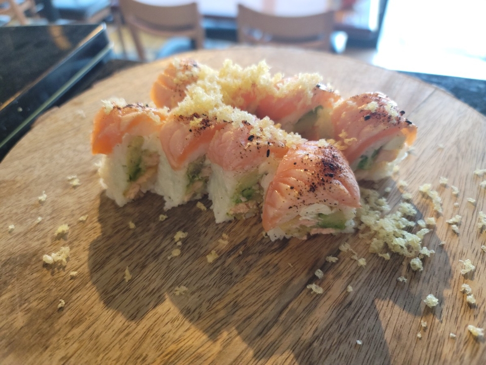 FR16-ULTIMATE SALMON ROLL.