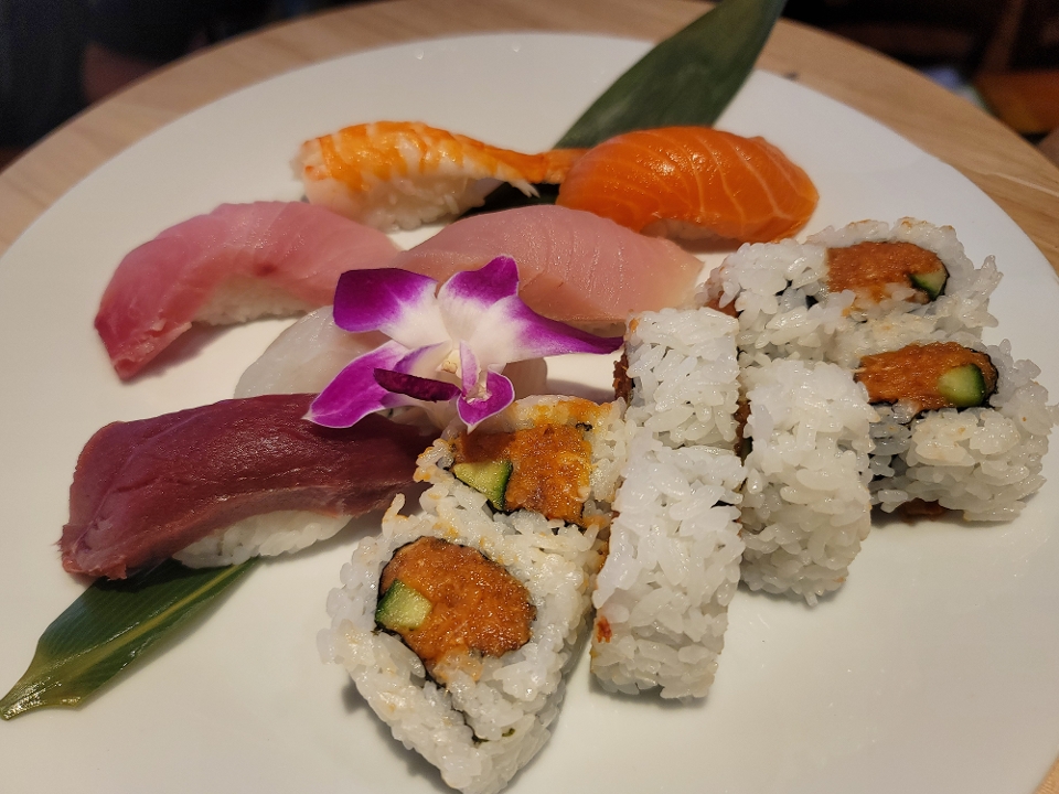 SU1-SHOGUN 6PCS SUSHI & SPICY TUNA OR CALI.