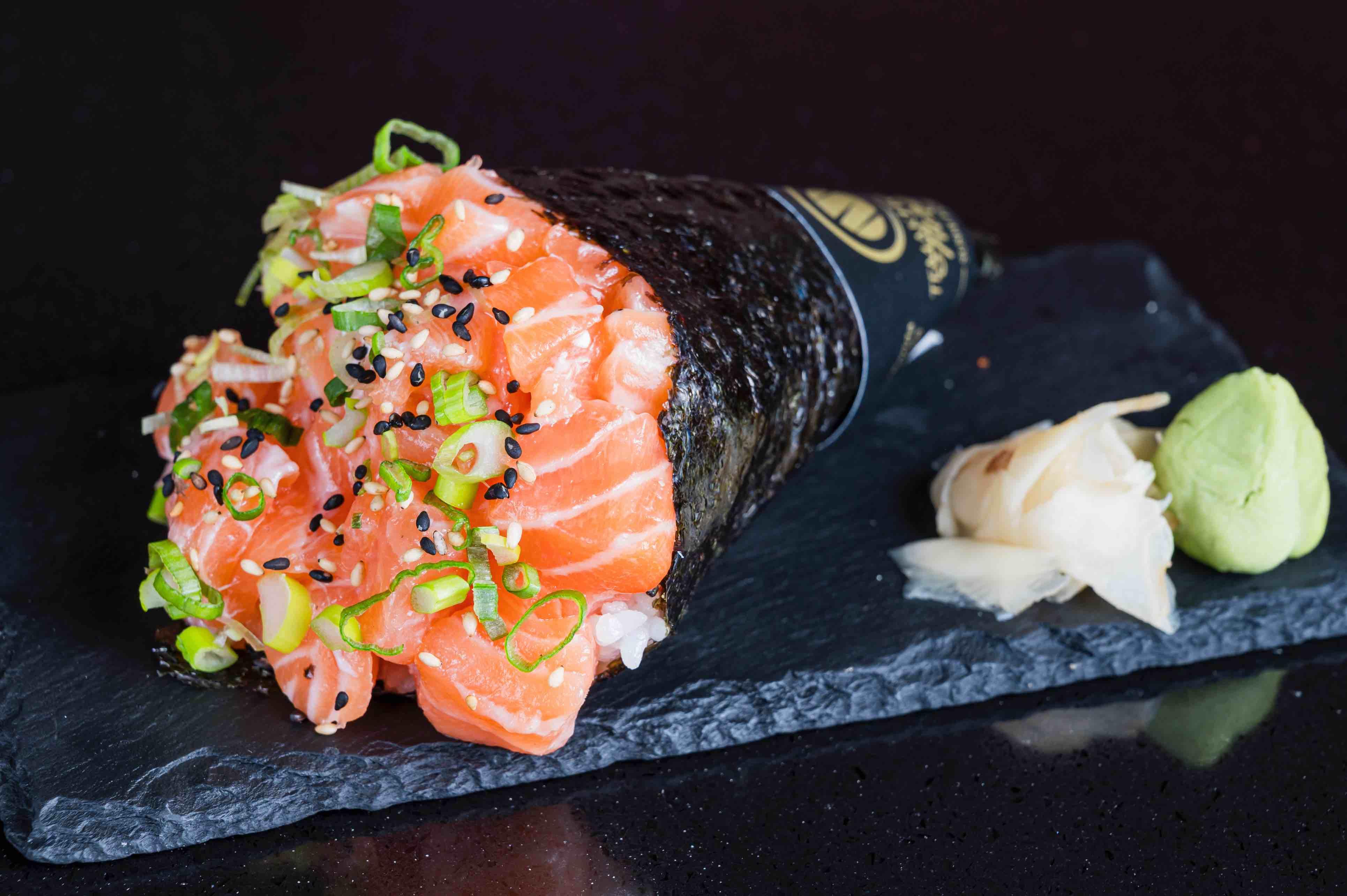 Salmon Hand Roll (Temaki).