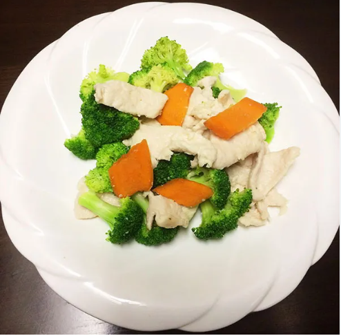 Steamed Chicken with Broccoli (White Sauce).