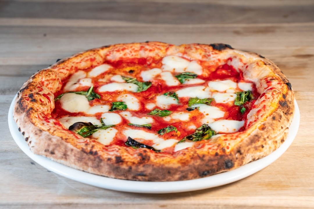 PIZZA REGINA MARGHERITA.