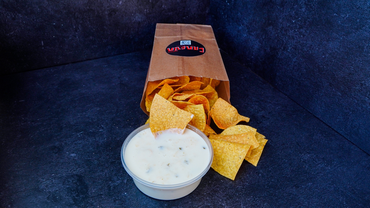 Chile con Queso & Chips.