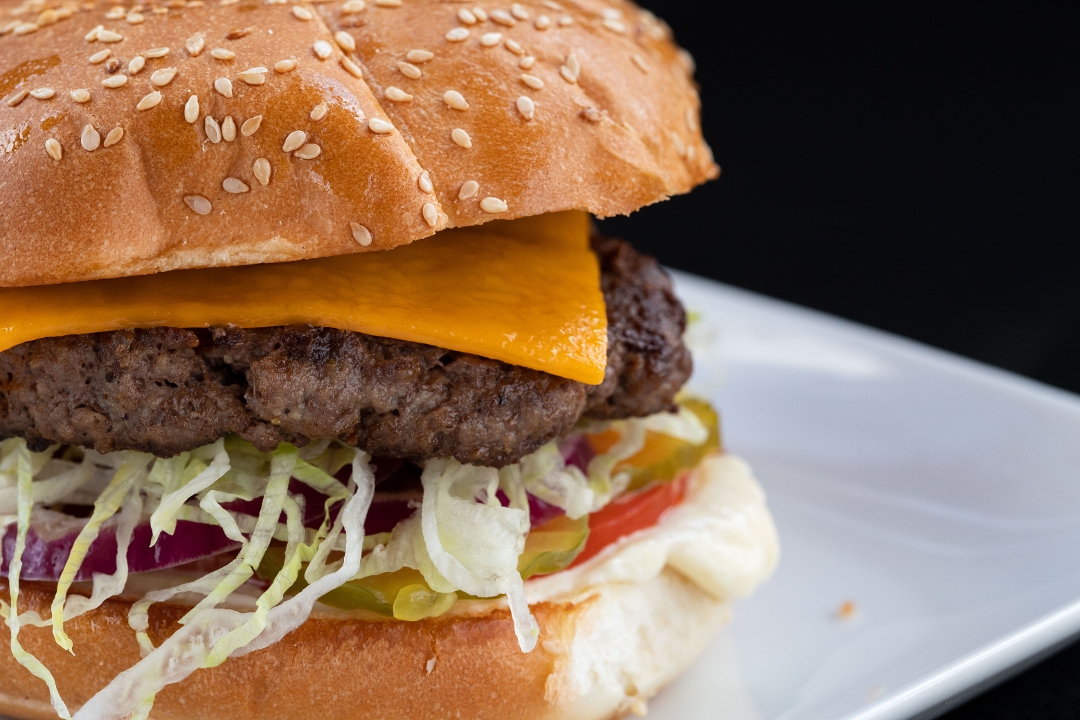 1/2lbs ANGUS CHEESEBURGER.
