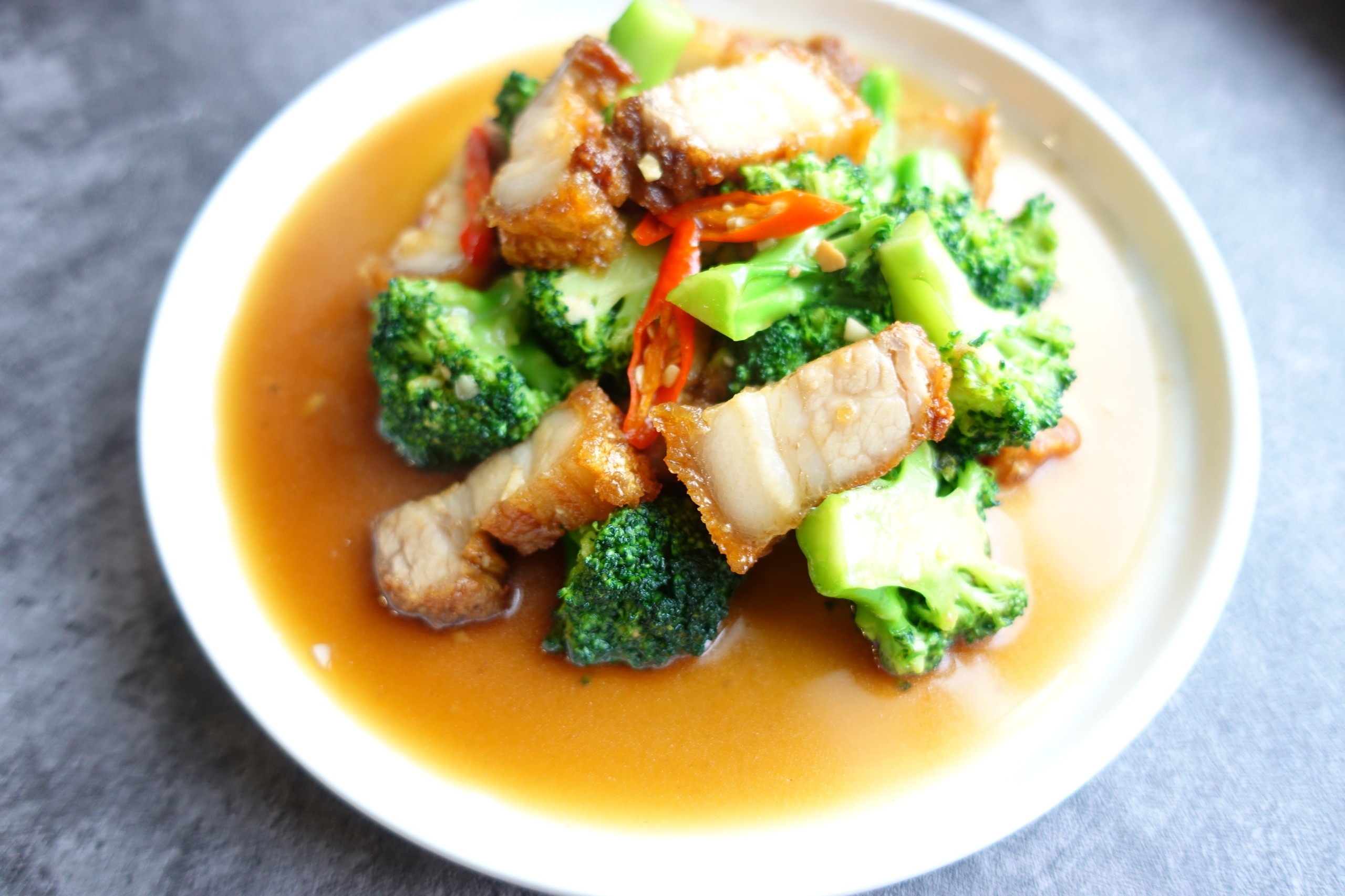 Crispy Pork Belly with Broccoli (หมูกรอบผัดบรอกโคลี).
