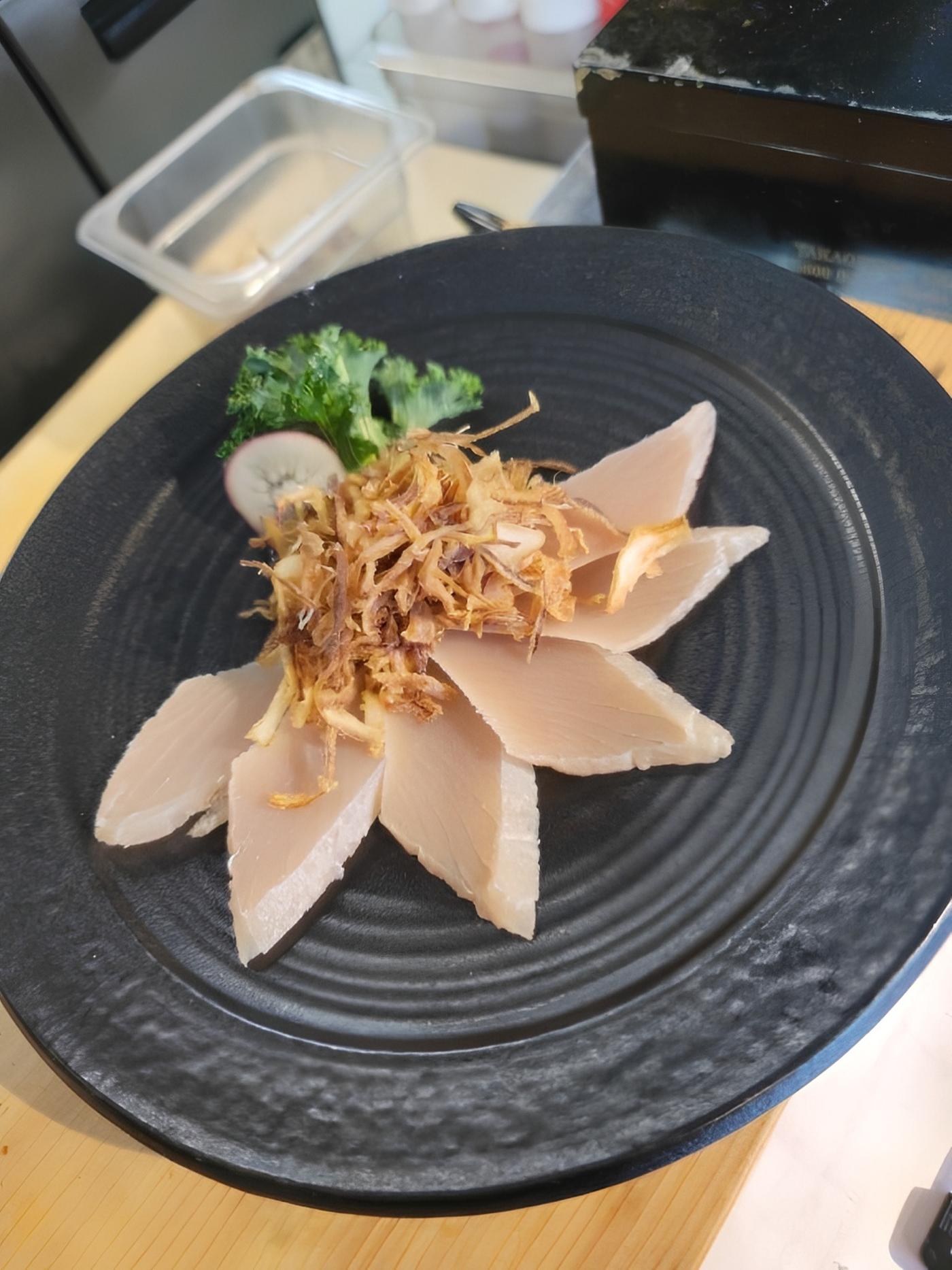 SA1-ALBACORE SASHIMI W/CRUNCHY ONION.
