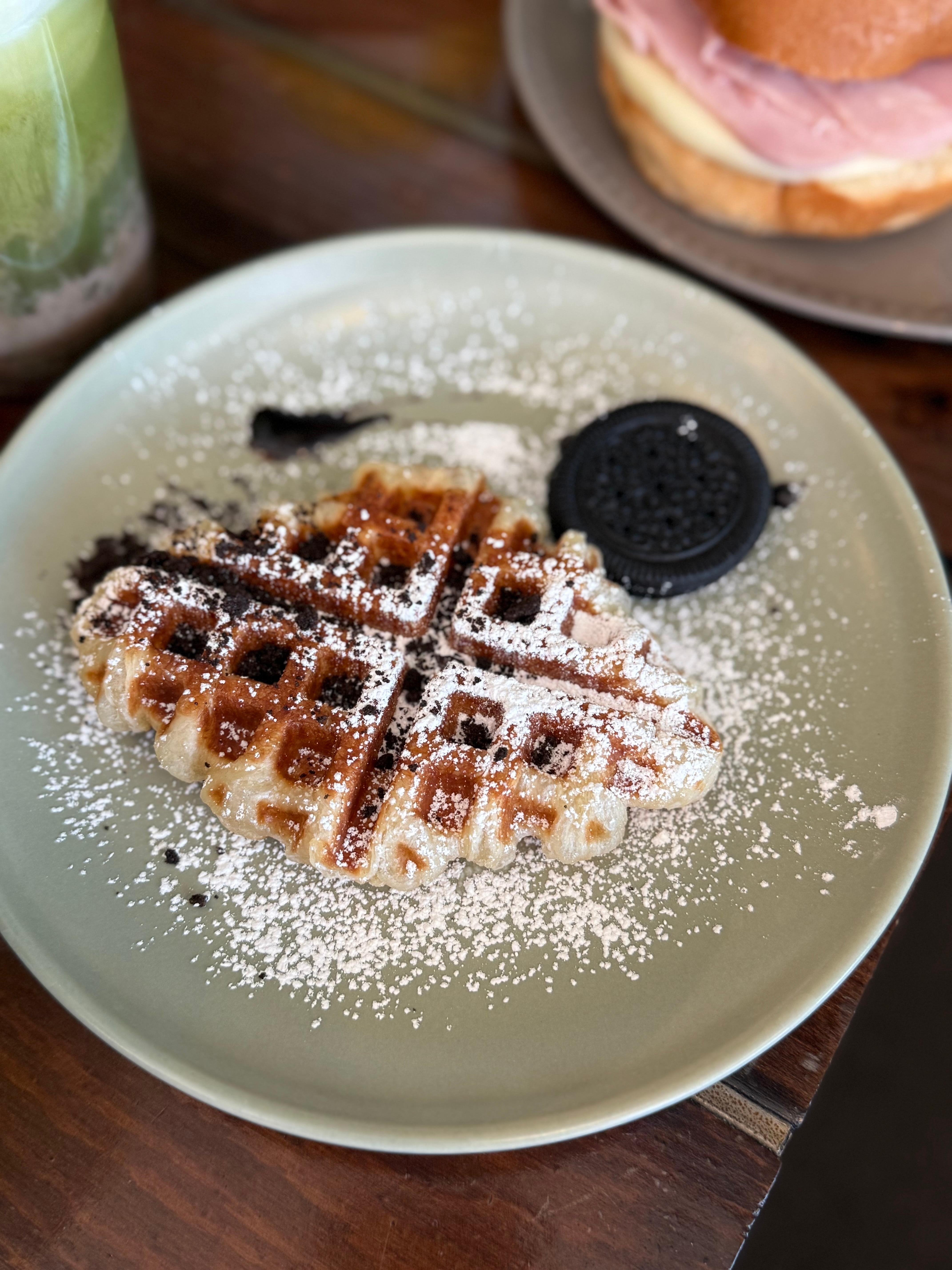 COOKIES AND CREAM CROFFLE.
