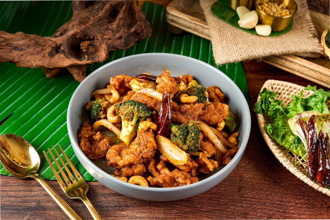 Crispy Chicken With Cashew Nuts (N) S 6 Serving.