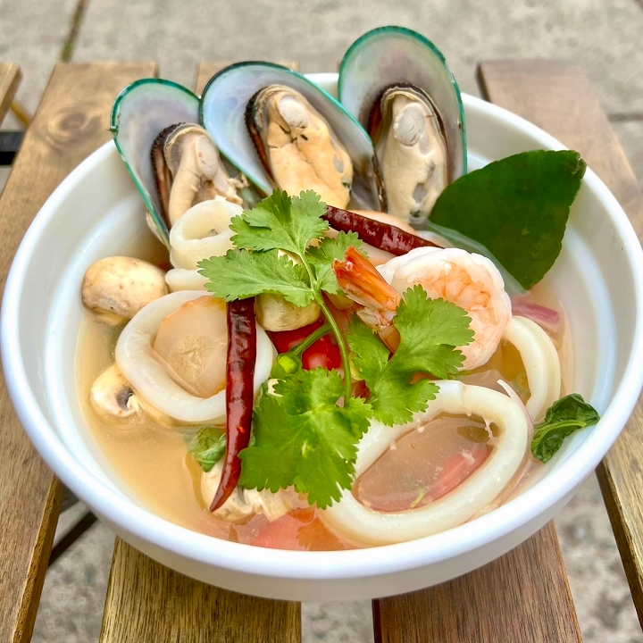 Po-Teak (Spicy clear seafood soup).