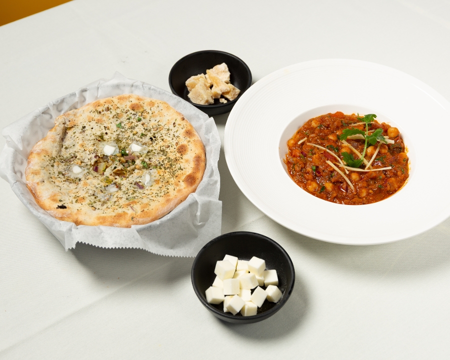 Amritsari Kulcha with Chole (From Tandoor).
