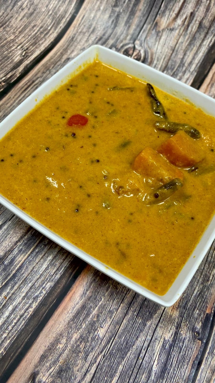 VEGETABLE COCONUT CURRY.