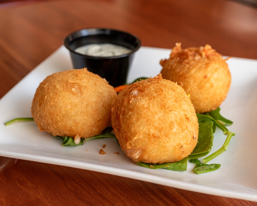 Bolitas de Yuca con queso y camarón.