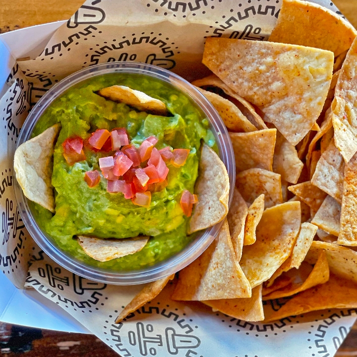 Guacamole & House Chips (6oz).