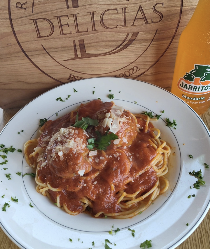 Spaghetti & meatballs w tomato sauce.