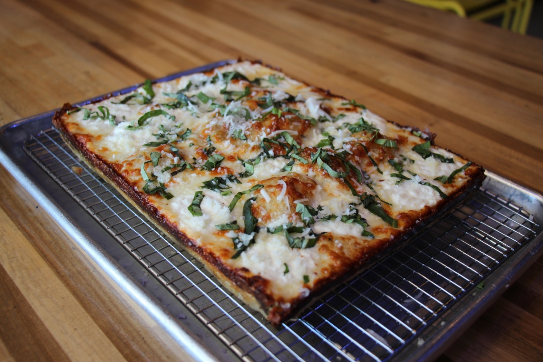 LARGE FIVE CHEESE BIANCA.