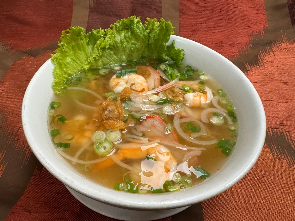 26-Yellow Noodle Soup with Shrimp and Roasted Pork - Mi Tom Thit.