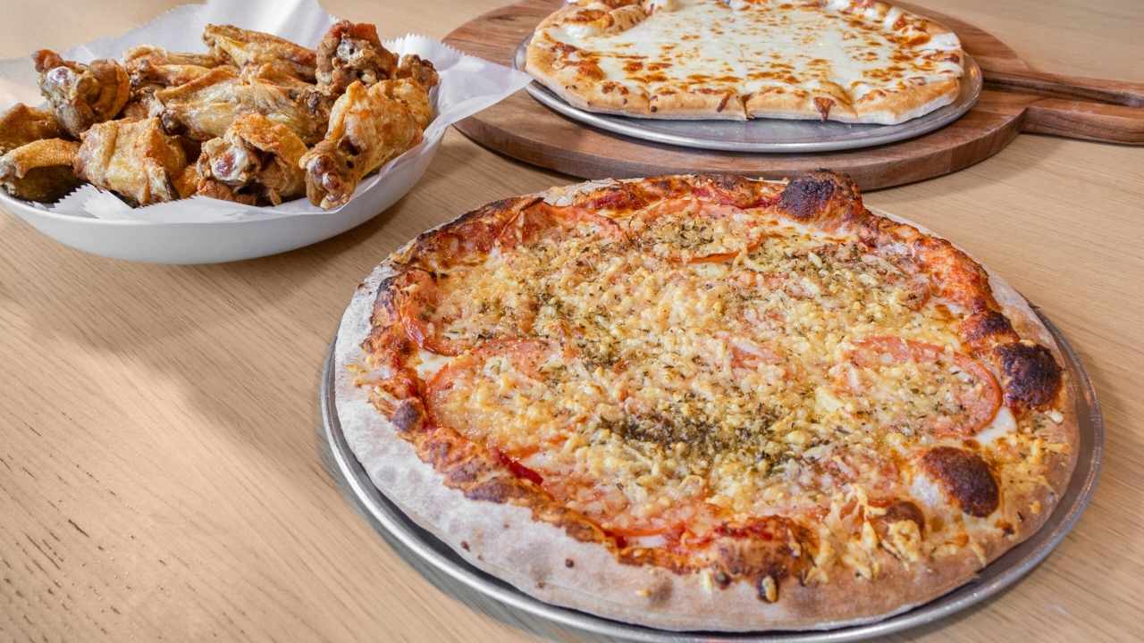 1 Large Pizza 14'' + 20 Wings + Free Cheese Bread.