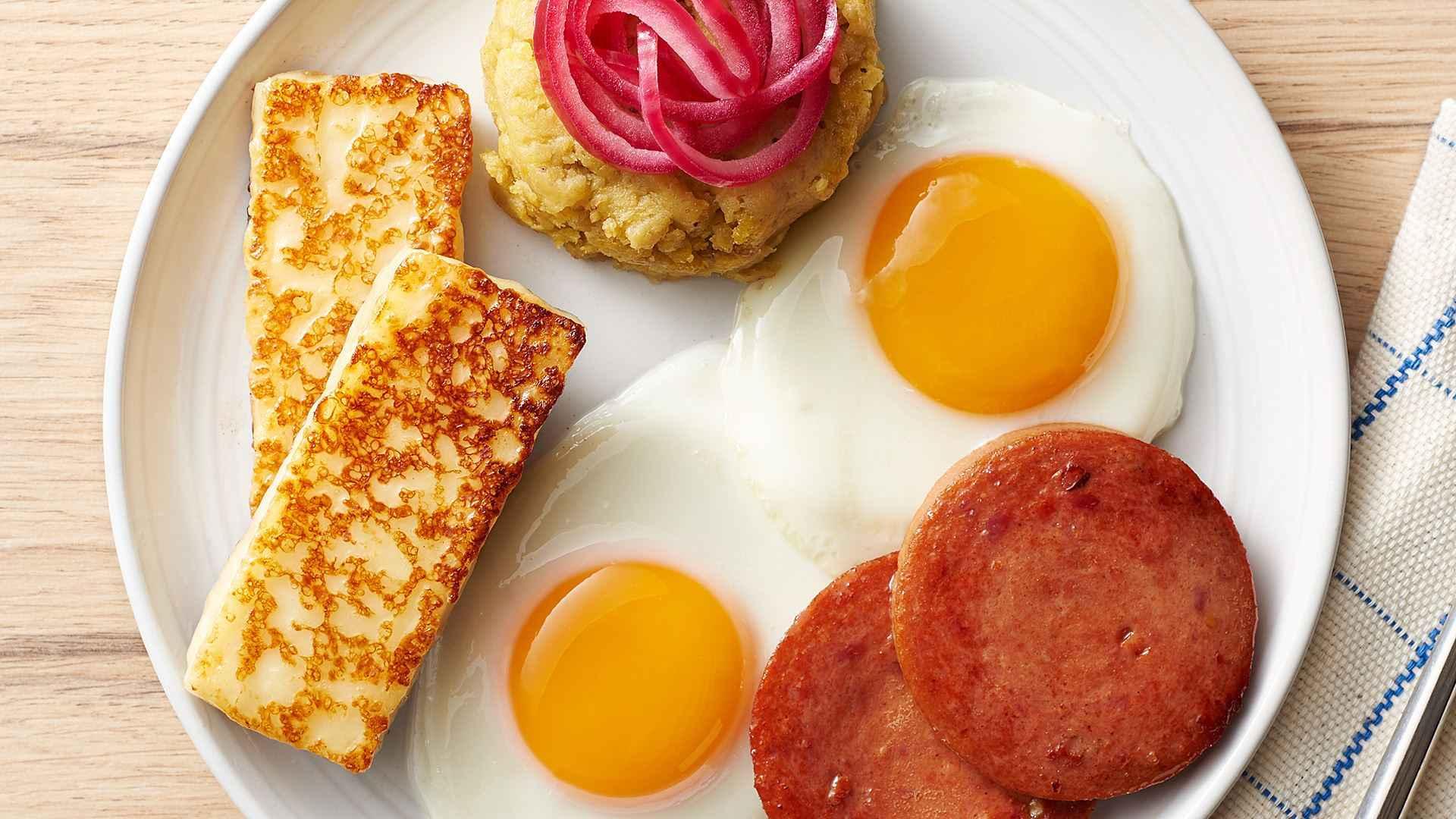 Mangu con Huevo, Queso y Salami.
