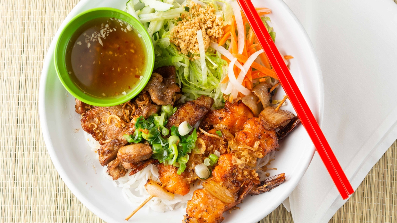 S6 Triple Delight Vermicelli - Bún Thit Tôm Nuong Dac Biêt.