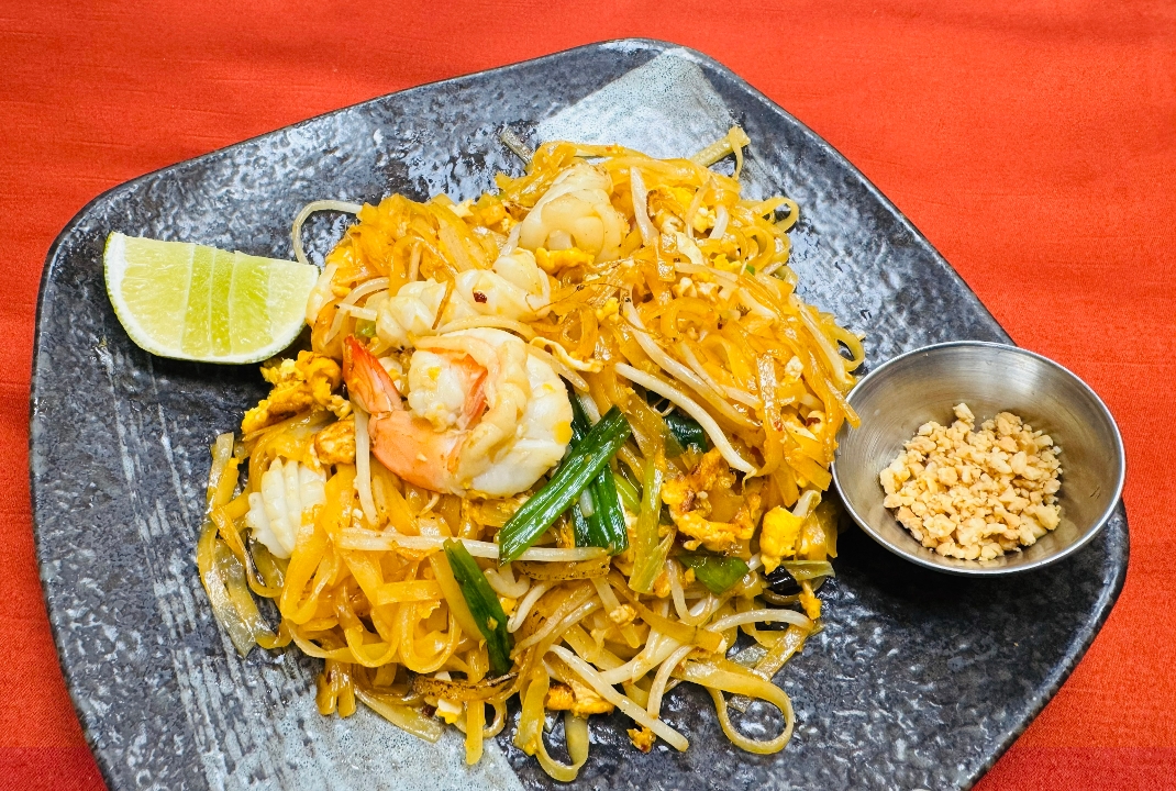 19-Stir Fried Sweet & Sour Spicy Noodle w Seafood - Pad Thai Do Bien.