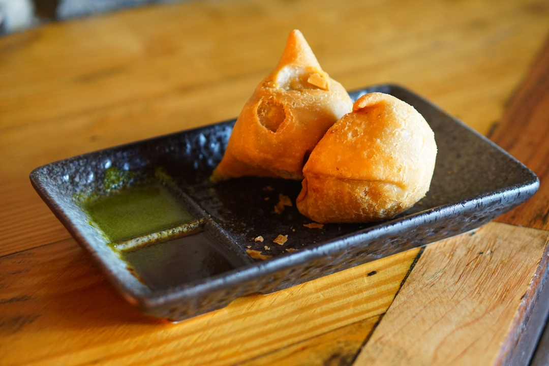 Veg Samosa (2 pcs).