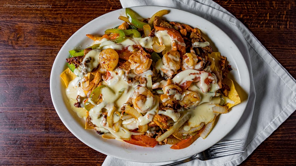 Nachos Fajita Maya (steak, shrimp, chicken).