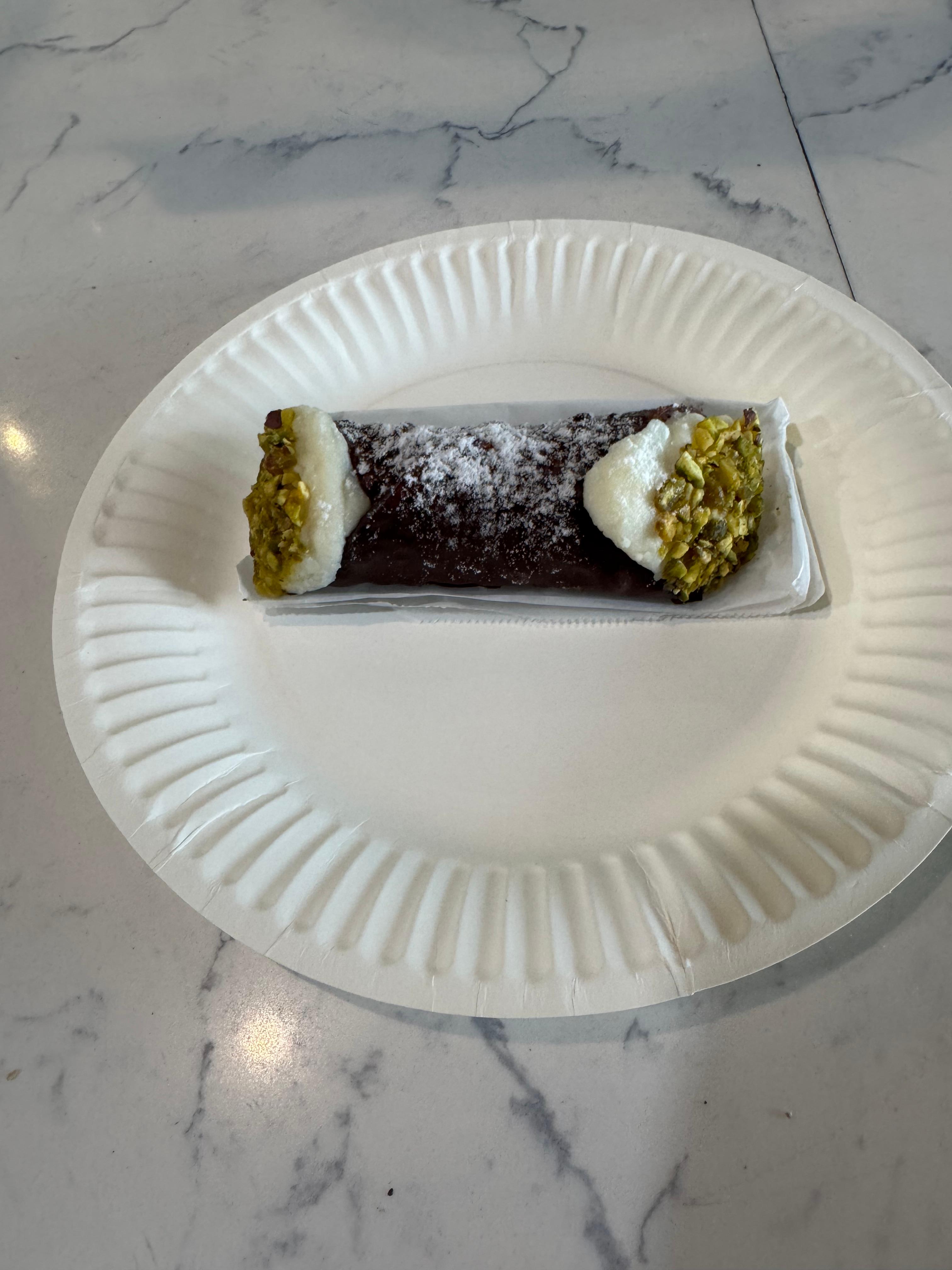 Cannoli chocolate e pistacchio.