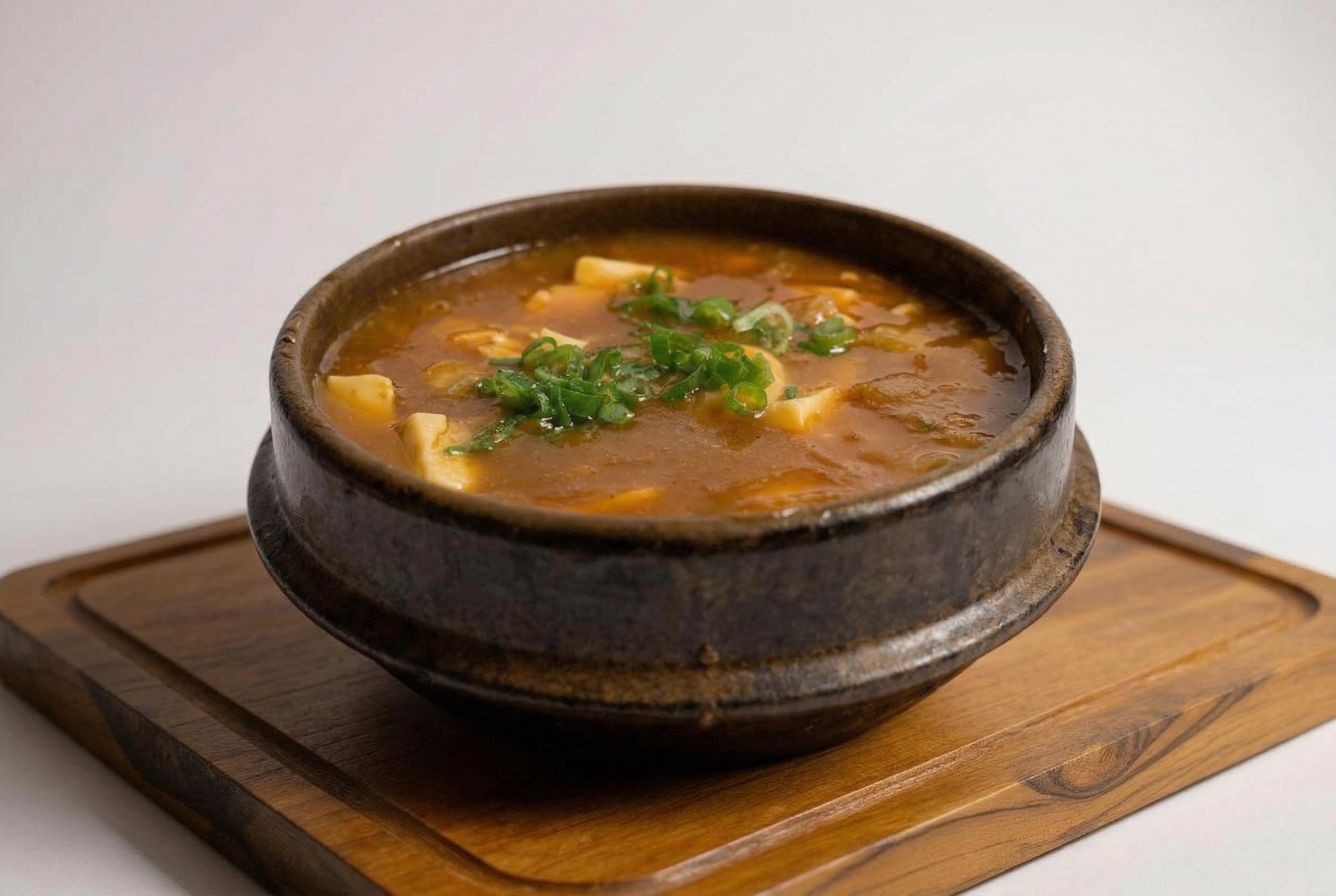 海鲜肥牛豆腐煲 Seafood & Beef Bean Curd.