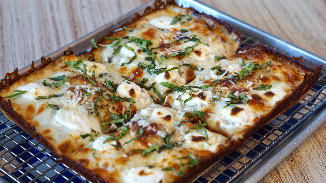 Small Five Cheese Bianca.
