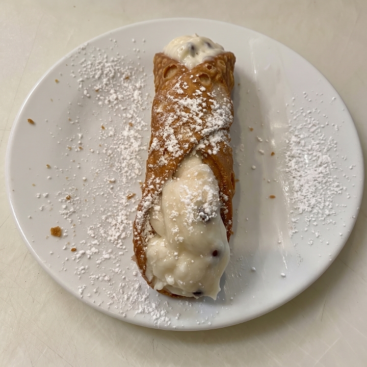 Traditional Cannoli.
