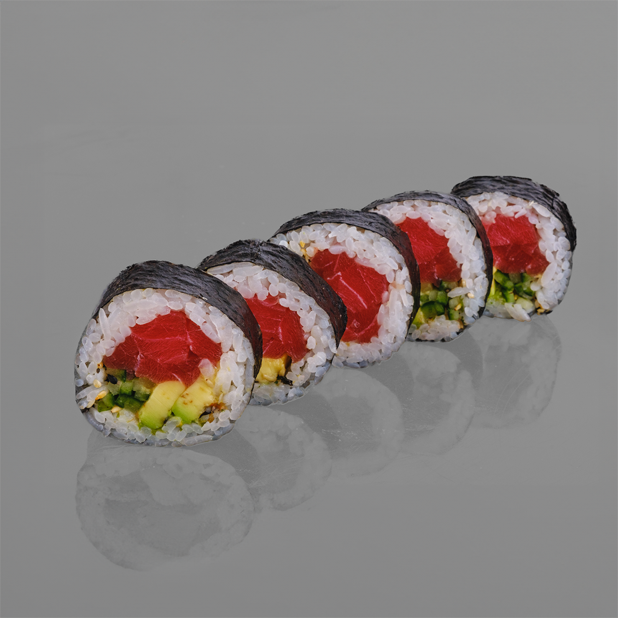 Bluefin Tuna Avocado Maki (5 pieces).