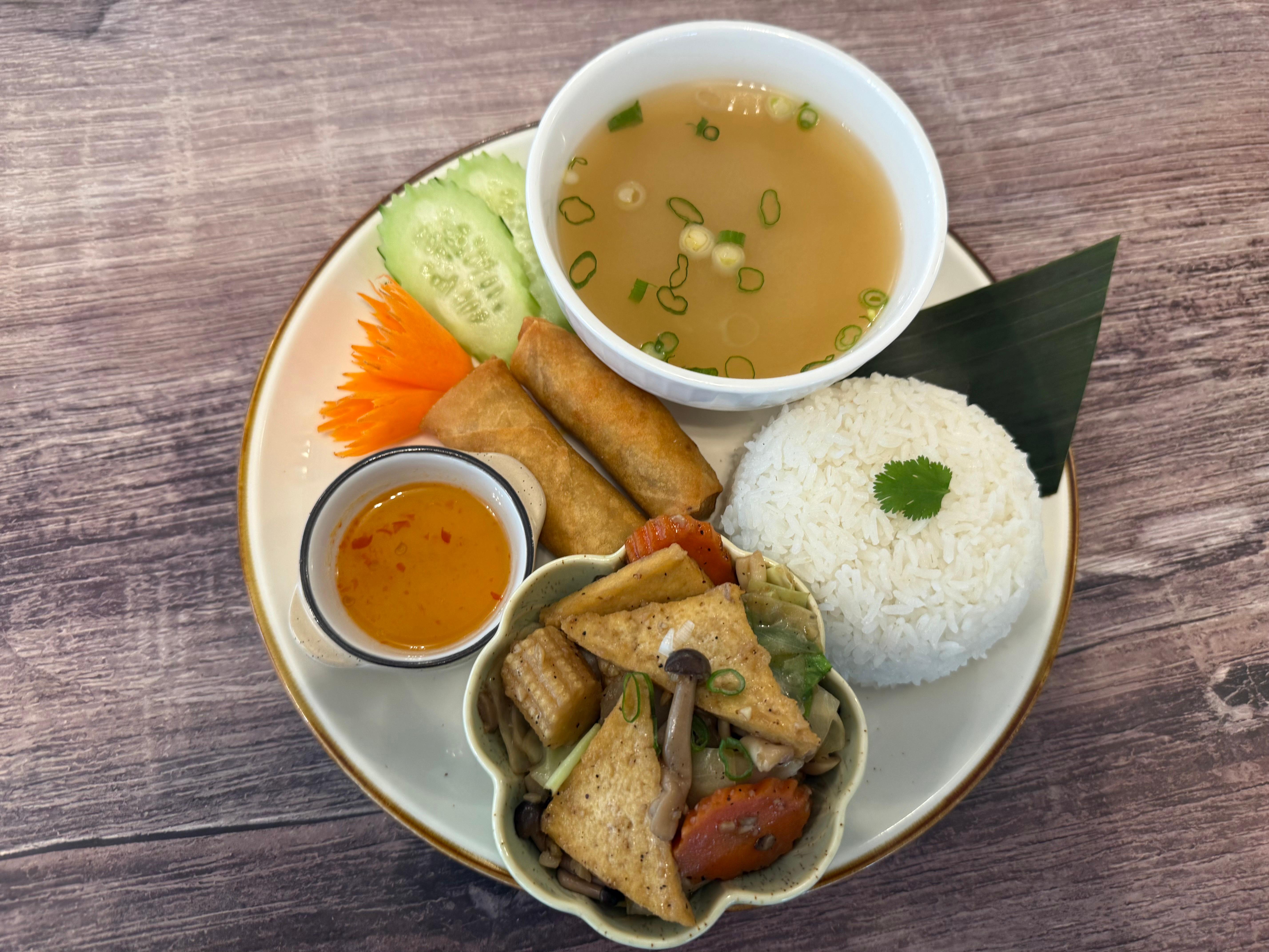 Veggie Entree Lunch Set.