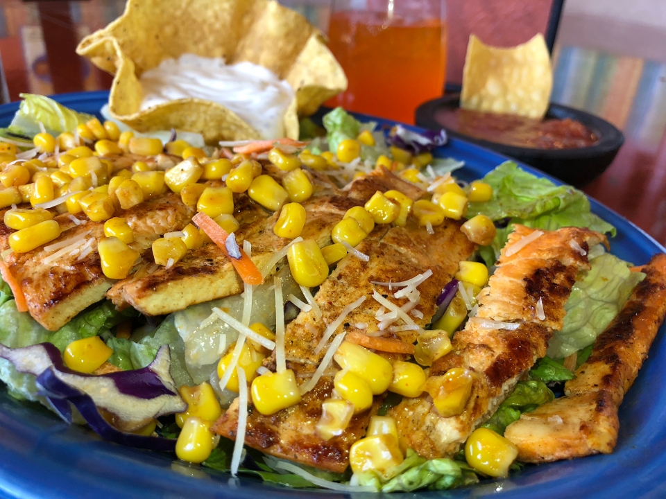 Ensalada Fresca with Grilled Chicken.