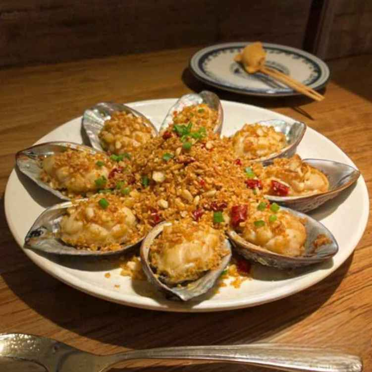 CS1. 香港仔避風塘貴妃蚌/Hong Kong Style Sauteed Fresh Giant Clams.