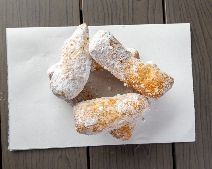 Zeppolis.