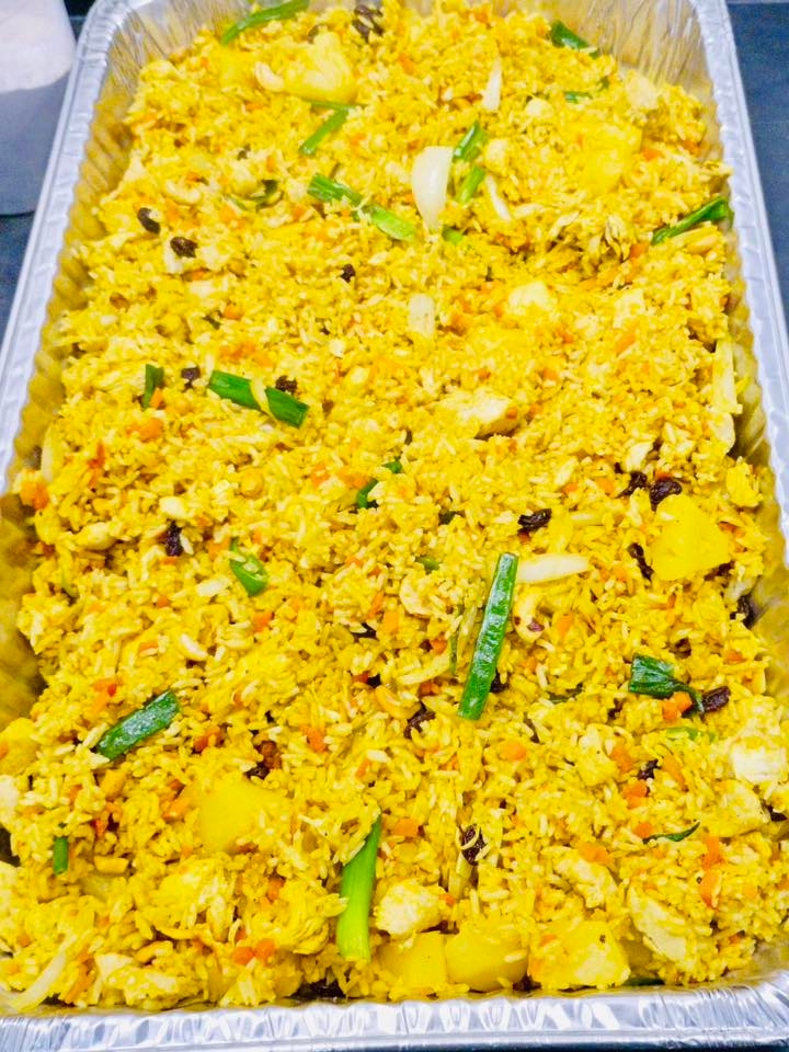 PINEAPPLE CURRY FRIED RICE TRAY (4-6 SERVINGS).